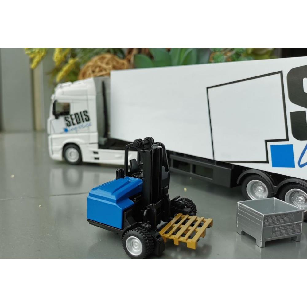 Camion Mercedes Bburago avec chariot élévateur et accessoires