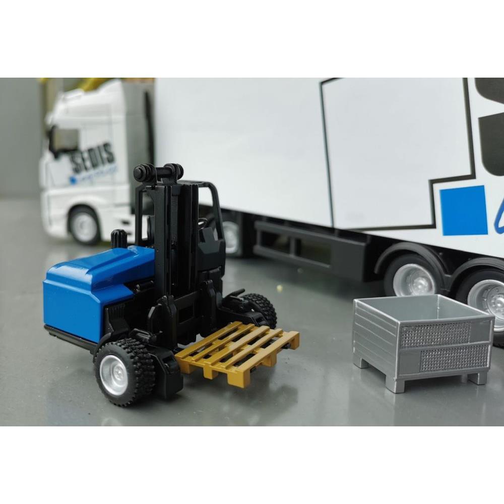 Camion Mercedes Bburago avec chariot élévateur et accessoires