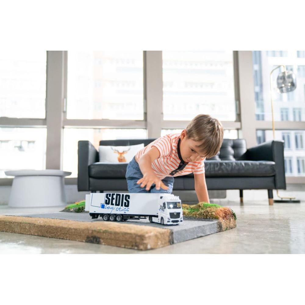 Camion Mercedes Bburago avec chariot élévateur et accessoires