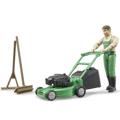 Frère jardinier avec tondeuse à gazon et outils de jardin